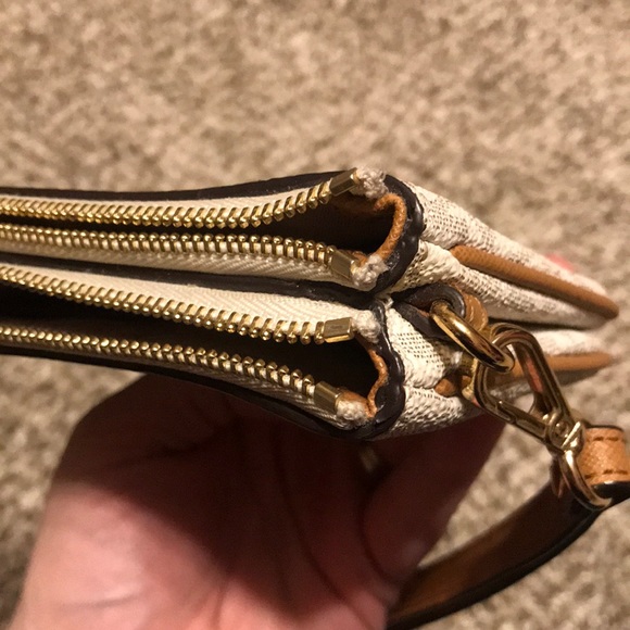 Micheal Kors Wristlet - Picture 6 of 8